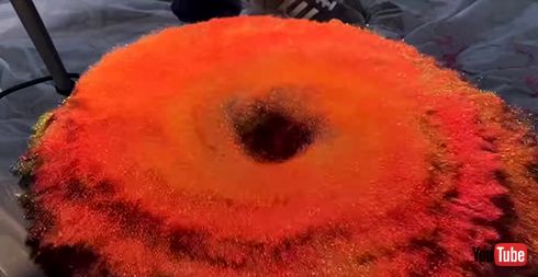 荷物泥棒をこらしめる！　映像も記録するグリッター散布マシンが芸術的