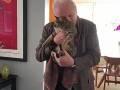 「アンソニー・ホプキンスも猫を吸うんだね」　猫ちゃんと大御所俳優がイチャイチャしている様子に癒やされる