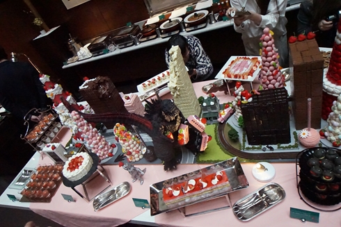 ゴジラ イチゴ バイキング スイーツ