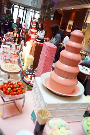 ゴジラ イチゴ バイキング スイーツ