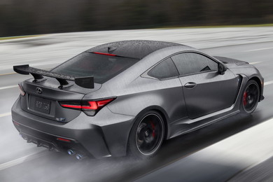 “Performance package”はカーボンリアウイングなどを装備