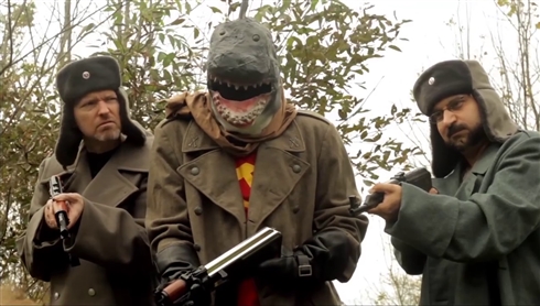 今度のサメ映画はマシンガン装備　「コマンドー・シャーク 地獄の殺人サメ部隊」日本語版配信決定