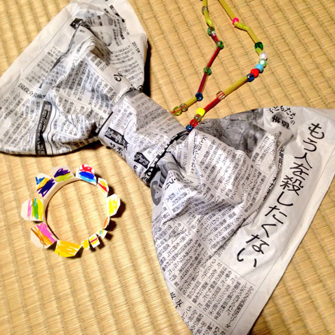 新聞紙で作ったリボン　「もう人を殺したくない」という見出し