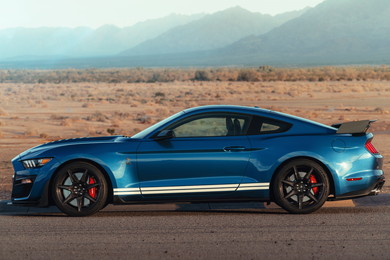 スーパーチャージャー付きの5.7リッターV8エンジンを搭載、最高出力は700馬力以上