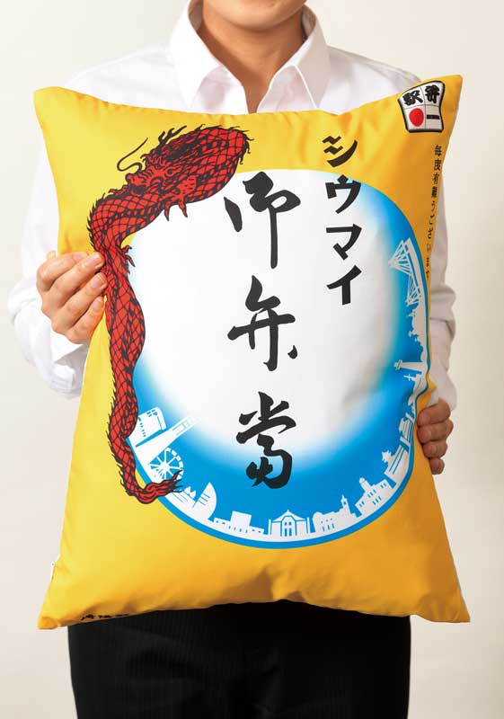 記崎陽軒から「シウマイ弁当クッション」「昔ながらのシウマイブランケット」発売　裏面には中身も