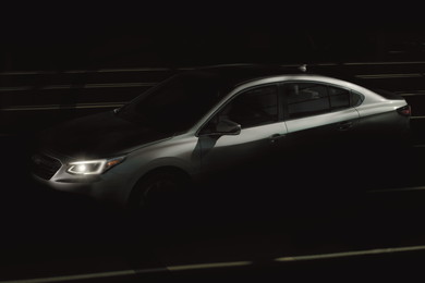 新型「レガシィ」のセダンとみられるティーザー画像