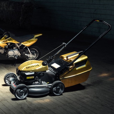 芝刈り機まで金ピカに……