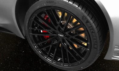 19インチの鍛造アルミホイールを装着