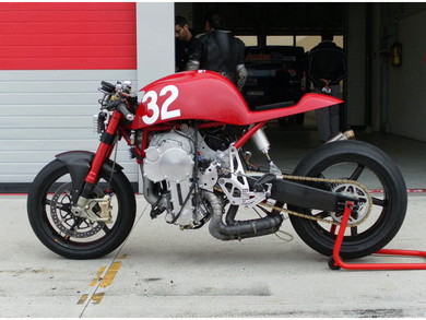 上下逆さまのエンジンが特徴