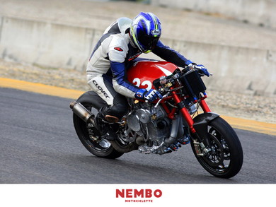 理想的な重心のためだというこの不思議なエンジンは、どんなコーナリングを実現してくれるのでしょう