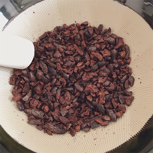 カカオ豆をすりつぶすところ