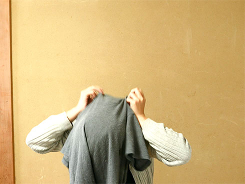 首元から通常とは逆にかぶる