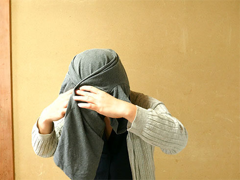 身ごろを三つ折りにするところ