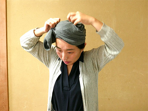 左袖をかぶせる