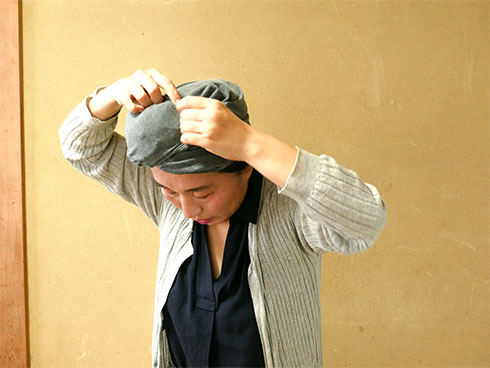 右袖をかぶせる