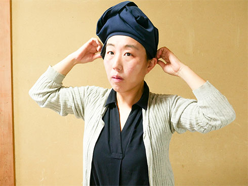 耳の周りを整えているところ