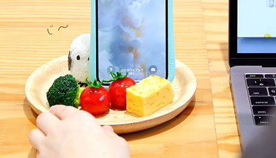 じーっと見つめる