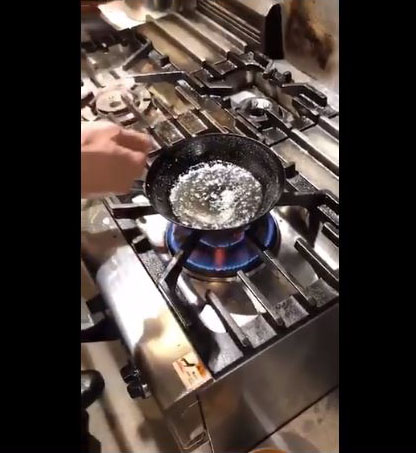 油を強火で加熱します