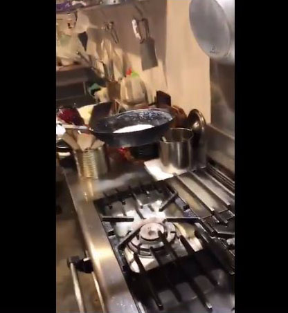 フライパンを火から外す