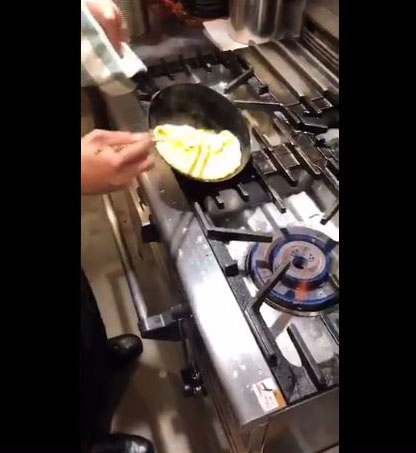 フライパンを傾けて卵を集める