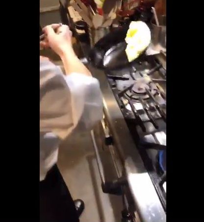 フライパンをトントン