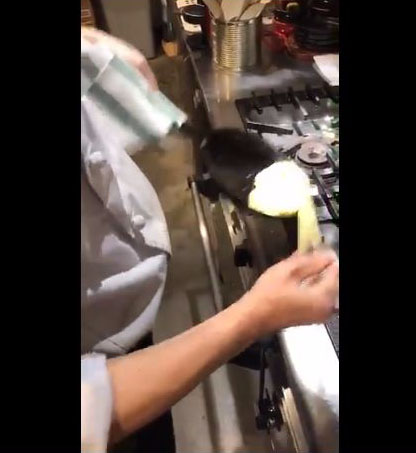 卵をひっくり返します