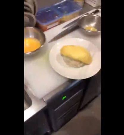 ライスの上にオムレツ