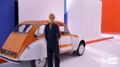 名車「2CV」もチラリ