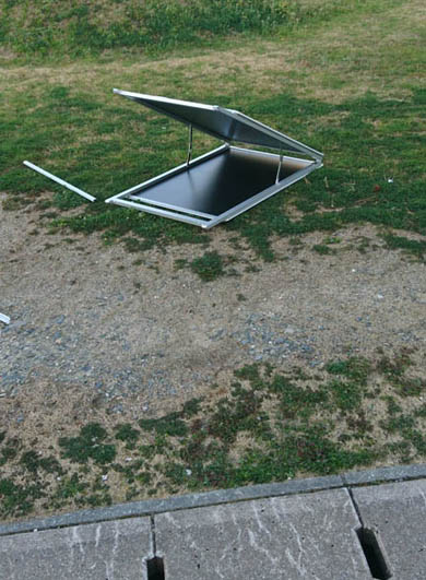 地下空間につながる扉