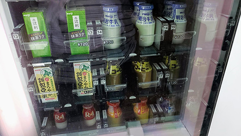 激レア❗️販売終了したフルーツ牛乳の空き瓶‼️ 瓶入りフルーツ牛乳、小岩井も製造終了 銭湯がっくり：朝日新聞