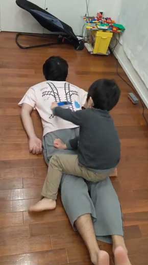 寝転がっていると子供が勝手にマッサージしてくれる Tシャツ 背中 プラレール レール