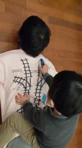 寝転がっていると子供が勝手にマッサージしてくれる Tシャツ 背中 プラレール レール