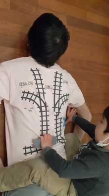 寝転がっていると子供が勝手にマッサージしてくれる Tシャツ 背中 プラレール レール