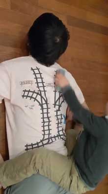 寝転がっていると子供が勝手にマッサージしてくれる Tシャツ 背中 プラレール レール