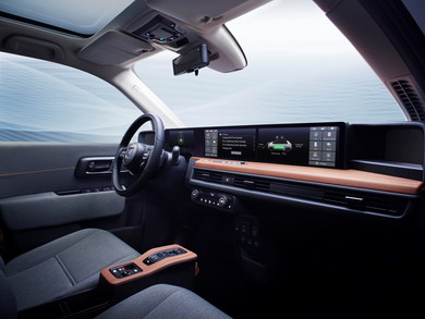 シンプルなデザインながら最新のインフォテイメントシステムを備えた車内