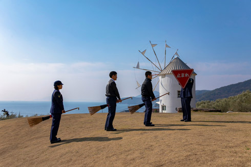一時停止するホウキ乗りたち