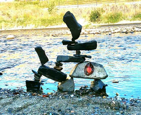 河原 石を積む ロックバランシング 池西大輔