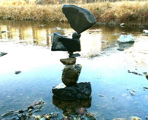 河原 石を積む ロックバランシング 池西大輔