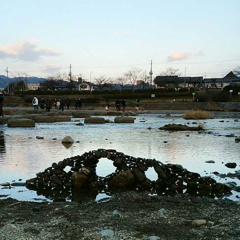 河原 石を積む ロックバランシング 池西大輔