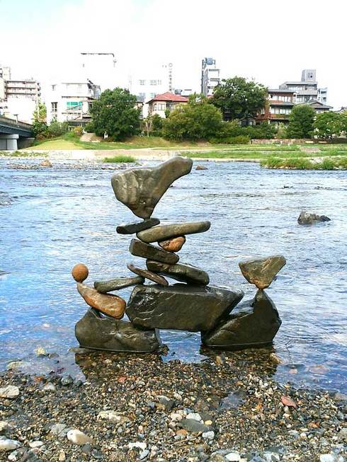 河原 石を積む ロックバランシング 池西大輔