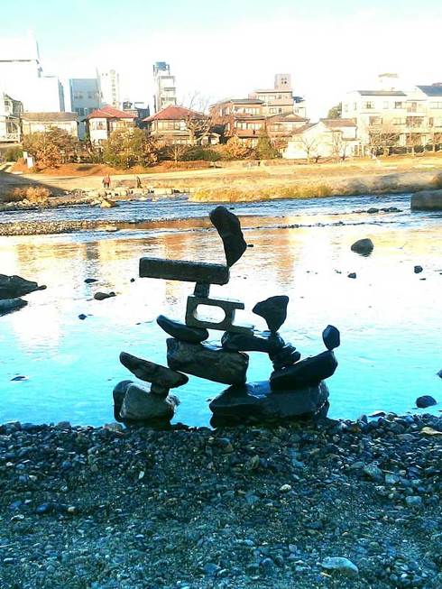 河原 石を積む ロックバランシング 池西大輔