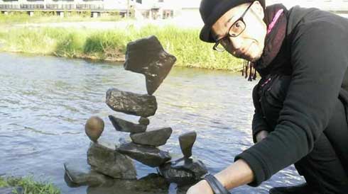 河原 石を積む ロックバランシング 池西大輔