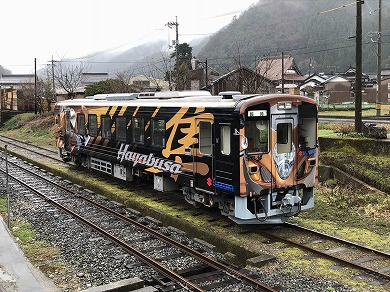 ラッピング電車左側面の隼