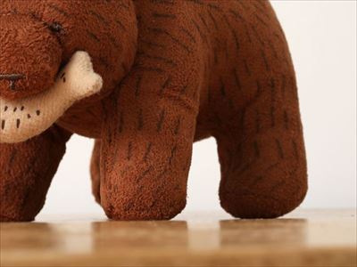 木彫りのくまぬいぐるみ