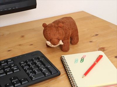 木彫りのくまぬいぐるみ