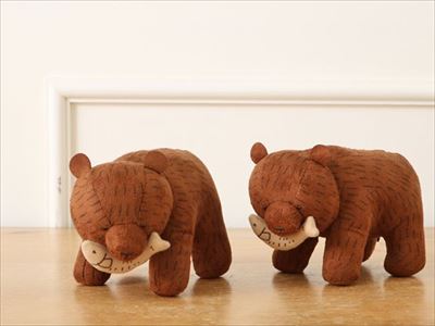 木彫りのくまぬいぐるみ