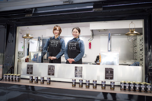 ほほ笑みかける女性店員2名