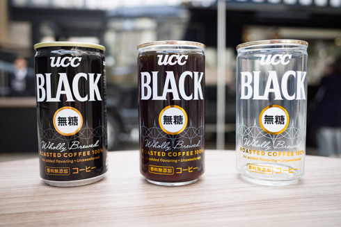 缶コーヒーと特製グラスを並べたところ