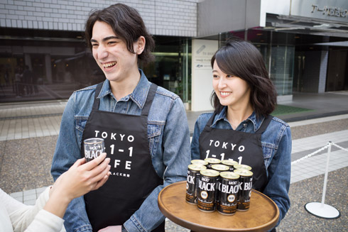 話をする男性店員と女性店員