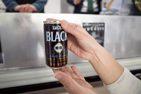 コーヒーを手に取る